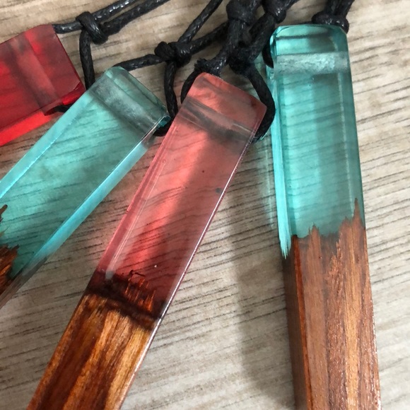 Sold! Wood and resin necklace - Picture 3 of 4